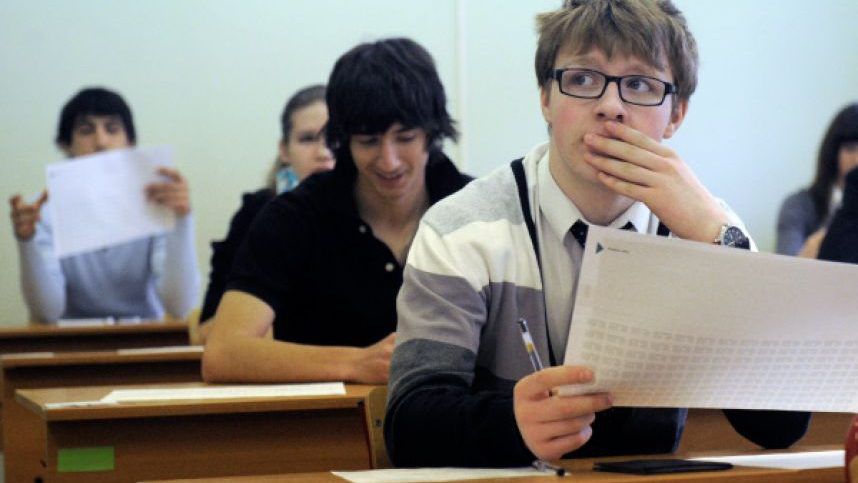 Выпускники сдают последний экзамен на бакалавра.