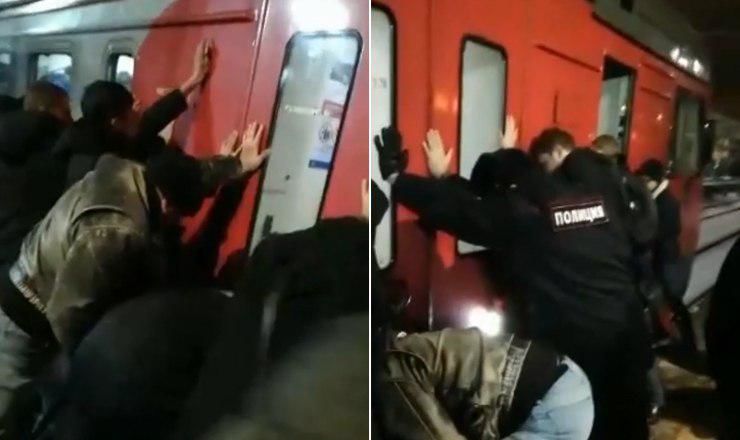 На записи видно, как люди раскачивают вагон, а затем вытаскивают мужчину на платформу.