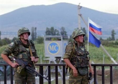 В настоящее время в зоне конфликта находятся чуть больше 300 российских военнослужащих, вооруженных лишь легким стрелковым оружием.
