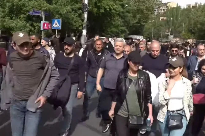 В Ереване участники протестов временно перекрыли дороги.