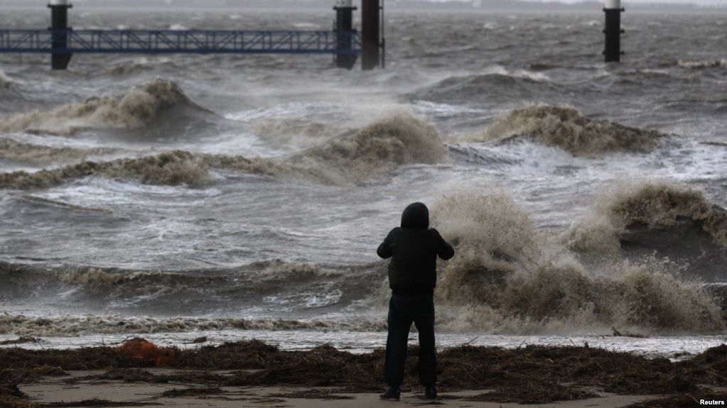 Moldovean stabilit în Irlanda, despre uraganul Ophelia: Teribil. Foto: Reuters