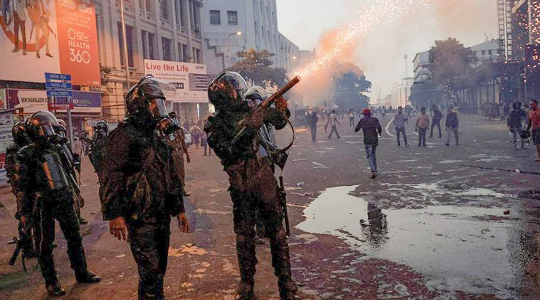 В Шри-Ланке протестующие начали штурм президентской резиденции.