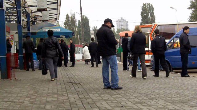 Administraţia Gării de Nord spune că a suplimentat în aceste zile numărul de microbuze şi autobuze. Foto: prime.md