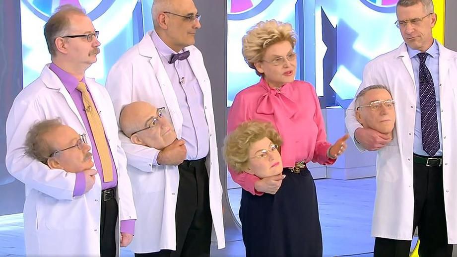 Ведущая Елена Малышева и ее коллеги пришли в студию со своими искусственные головам. 