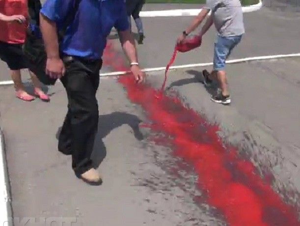 Акцию унионистов раскритиковал депутат от Партии социалистов Григорой Новак. 