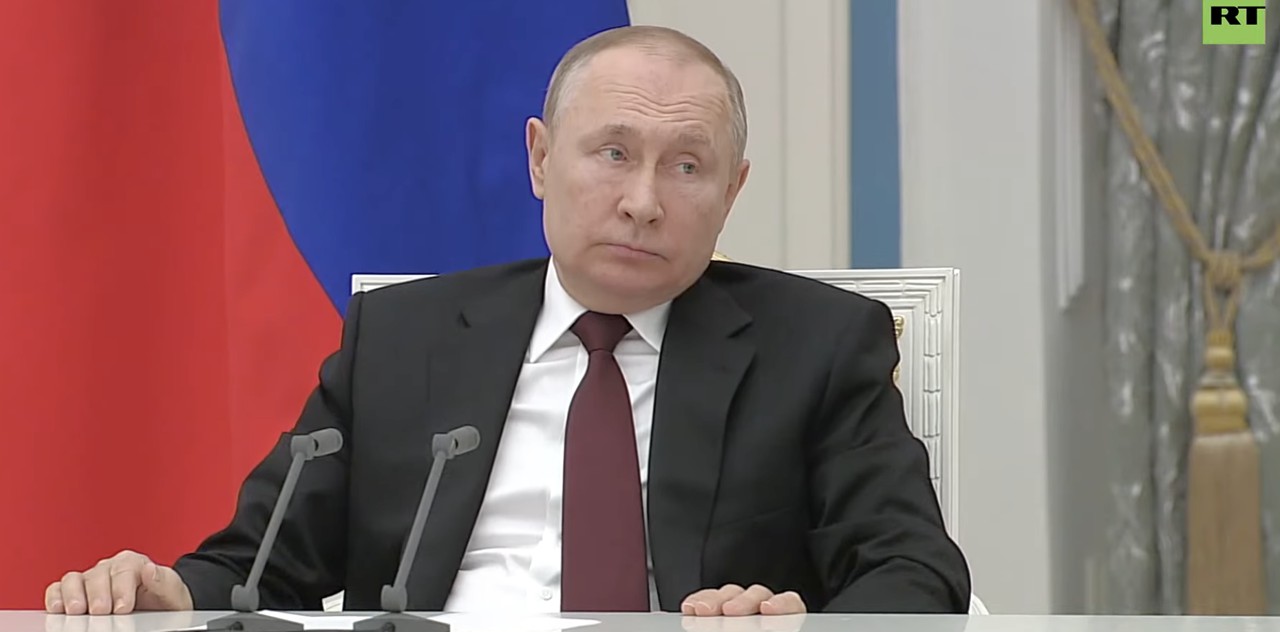 Путин сообщил, что сегодня решит вопрос о признании ДНР и ЛНР.