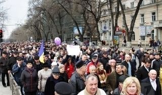 Un elev minor a fost dus cu alți adulți cu un transport la mitingul de susținere a lui Vlad Plahotniuc. Foto: radiochisinau.md