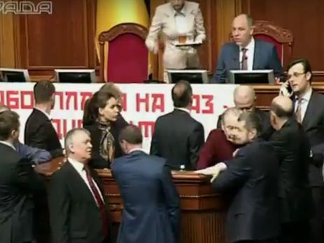 Фракция Радикальной партии блокирует трибуну выступая за отмену абонентской платы за газ.