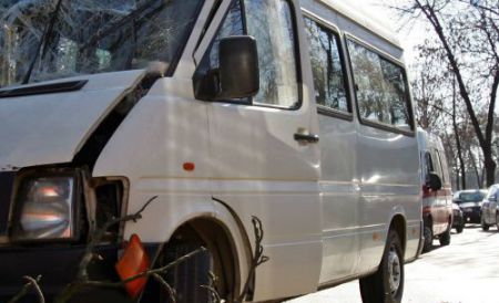 Două microbuze de linie s-au ciocnit în Capitală. Foto: moldova24.info
