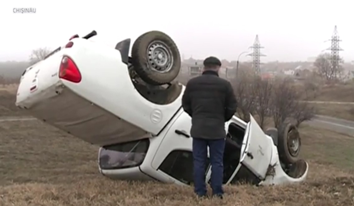 Un autoturism marca Mitsubishi s-a rasturnat in afara soselei.