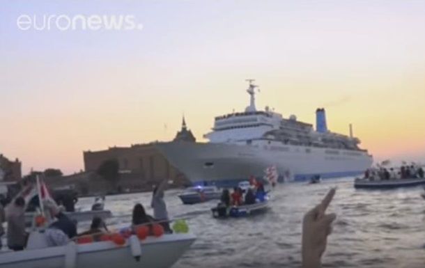 Тысячи жителей Венеции на лодках не пускали лайнер.