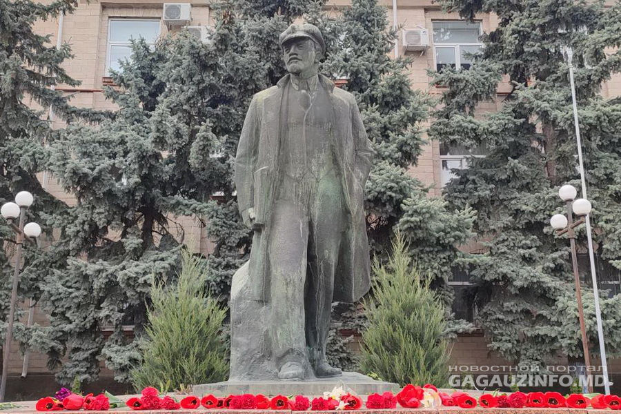 В Комрате возложили цветы к памятнику Владимира Ленина.