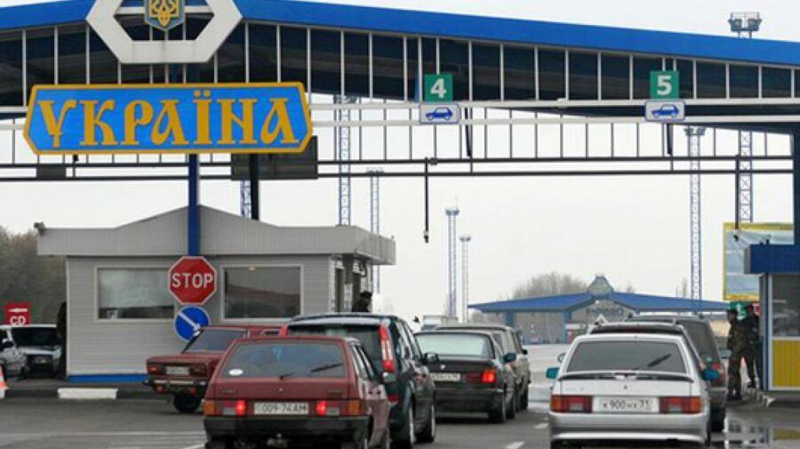 Три таможенных поста на границе с Украиной временно прекратили работу.