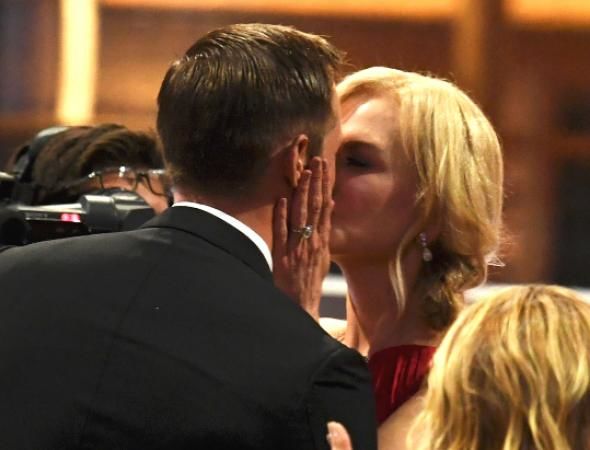 Emmy 2017: Sărut controversat între Nicole Kidman și Alexander Skarsgård. Foto: digi24.ro