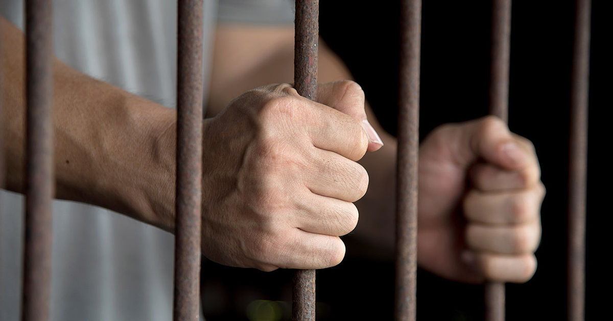 Un bărbat din Ungheni, condamnat la trei ani de închisoare pentru agresarea unui polițist.