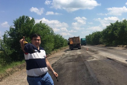 Саакашвили решил перенести свой рабочий кабинет в палатку у ремонтируемой трассы Одесса — Рени. Фото: страница Михаила Саакашвили в Facebook