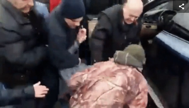 Жители Киева напали на водителя, который припарковал автомобиль посреди дороги и отправился в супермаркет. 