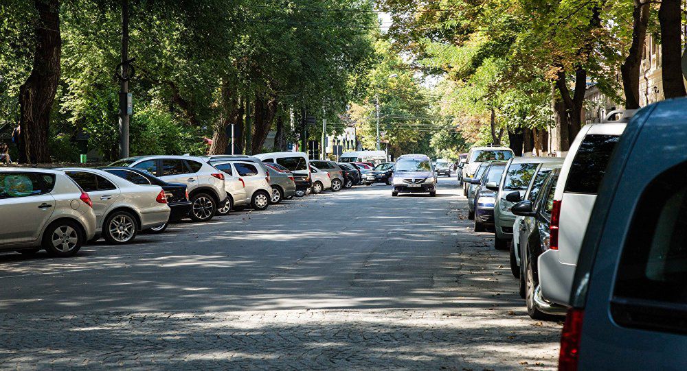 Pe bulevardul Dacia din capitală au fost găsite șase mașini cu geamurile sparte, iar pe strada Zelinski – 20. În prezent poliția investighează cele întâmplate.