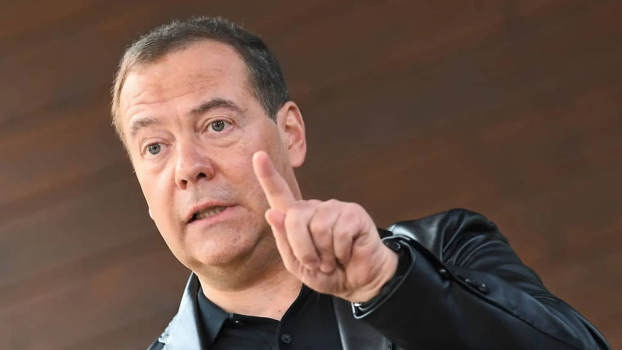 Медведев: В случае поставки ЗРК Patriot Украине они станут целью ВС РФ.