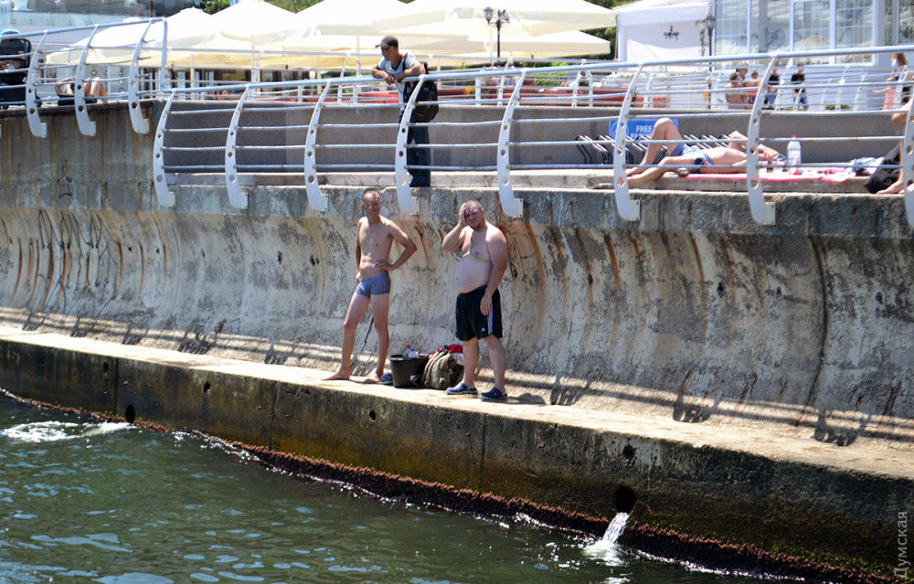 На популярном одесском пляже замечен сброс нечистот в море.