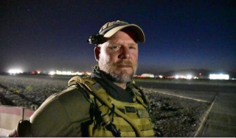 Un fotojurnalist american şi interpretul său afgan au fost ucişi ieri într-un atac al talibanilor în sudul Afganistanului.