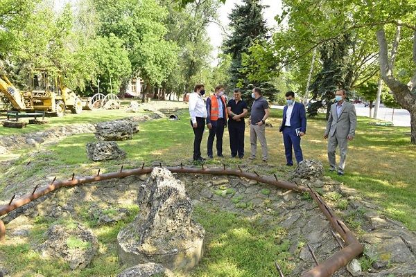 В сквере на улице Киевской сегодня начались ремонтные работы.