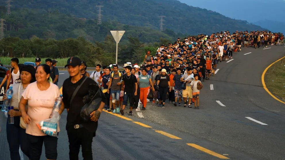 Sute de migranți se grăbesc să treacă granița SUA înainte de inaugurarea lui Donald Trump.