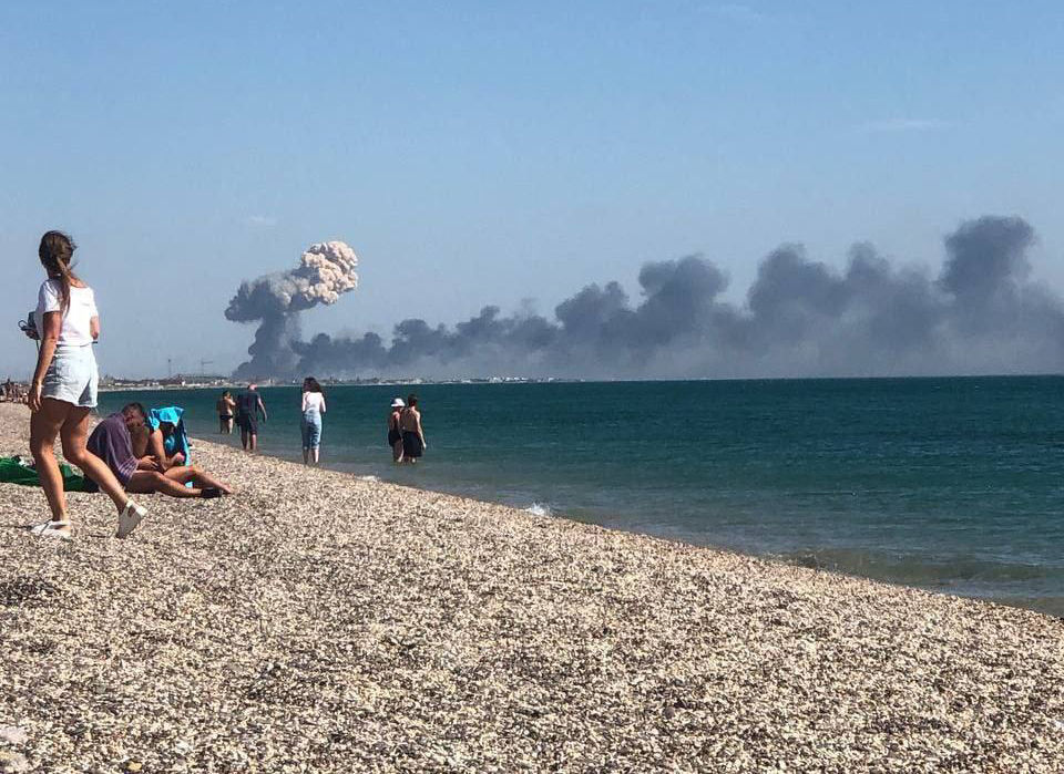 В Крыму сообщили о взрывах в поселке Новофедоровка в Сакском районе.