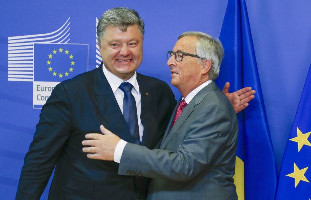Глава государства поздравил Юнкера с первой годовщиной деятельности нового состава Еврокомиссии.