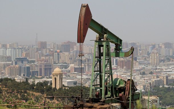 Prețul petrolului la bursele internaționale continuă să scadă.