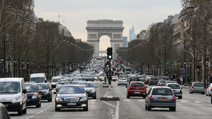 Și asta pentru că ecologiștii au anunțat că poluarea aerului a atins cote maxime, iar Turnul Eiffel a fost învăluit în smog.