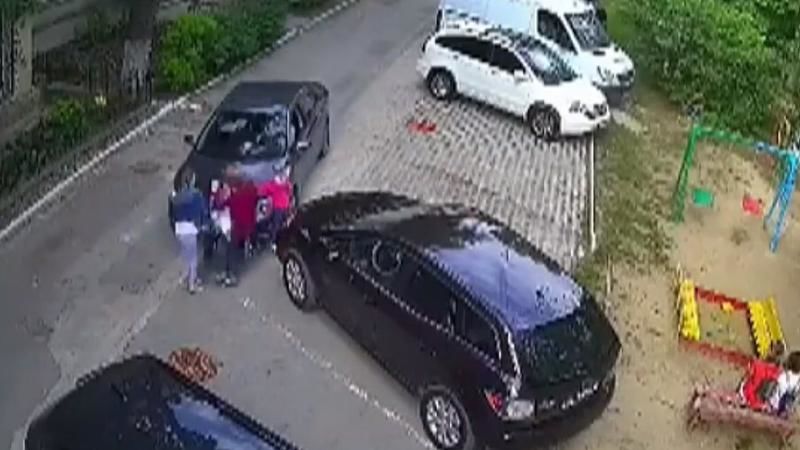 В Кишиневе водитель перепутал педали и сбил молодую маму с детьми.