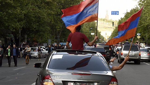 Накануне на фоне акций протеста в отставку подал премьер Армении Серж Саргсян.