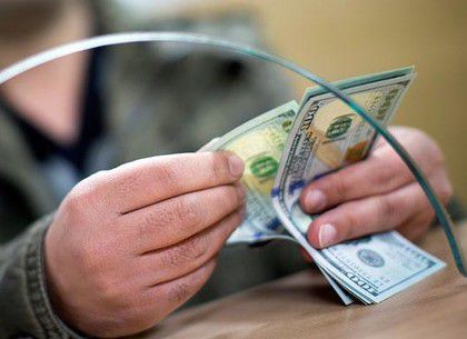 Евро и доллар дорожают по отношению к молдавскому лею.