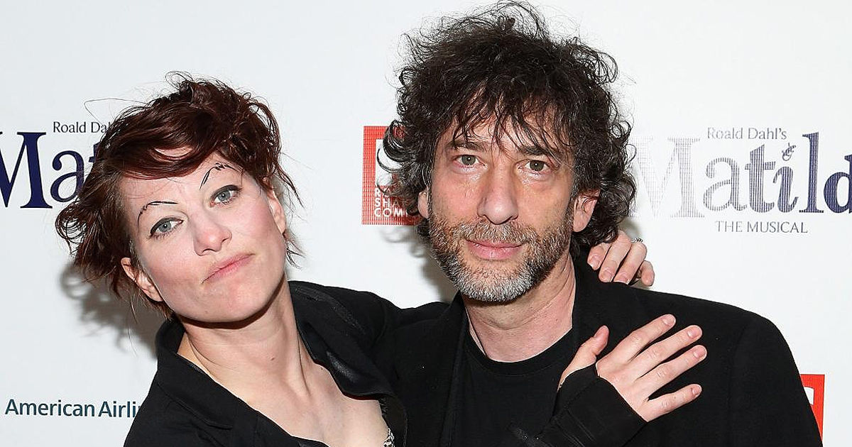Scriitorul Neil Gaiman și fosta sa soție, acuzați pentru abuz și trafic de persoane.