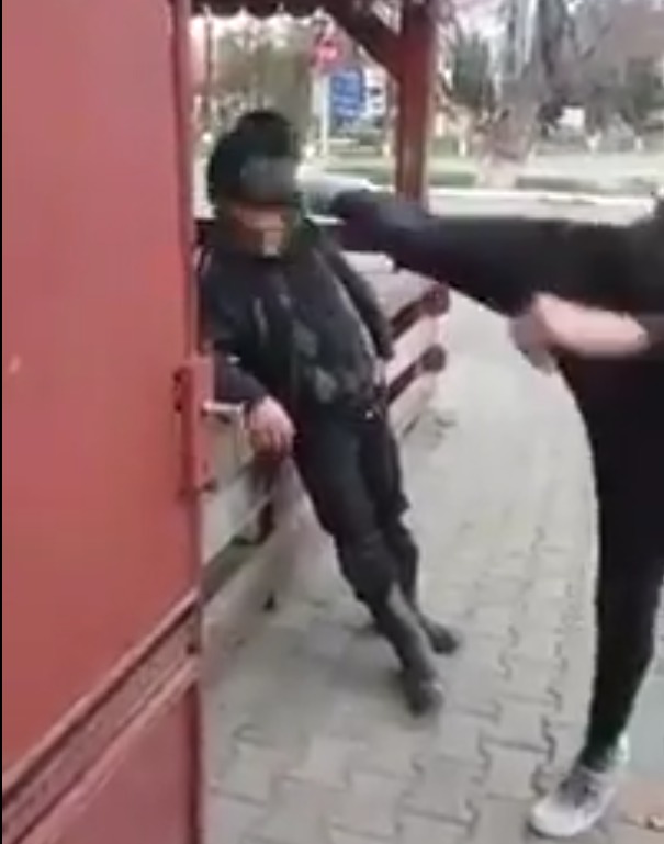 До сих пор неизвестно, где именно произошел этот инцидент, не установлена и личность агрессора и его жертвы.