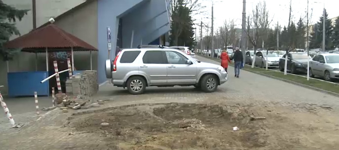 В центре Кишинева под автомобилем провалился асфальт: рабочие не спешат "залатать" дыру