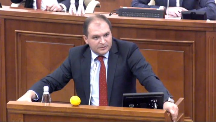 Un deputat a ieșit la tribuna Legislativului cu o lămâie. Foto: moldova24.info