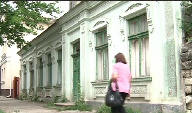Дом номер 52 по улице Щусева, внесенный в реестр памятников архитектуры национального значения подлежит сносу. 