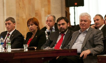 Noţiunea comuniştilor face parte din acelaşi scenariu de revoluţie făcută dintr-un oarecare material în încercarea de a răsturna actuala guvernare şi a arunca ţara în noi alegeri anticipate, ale cărei consecinţe nu sunt greu de închipuit.