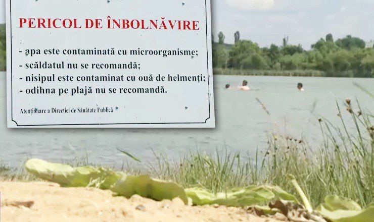 Вода грязная, а купание запрещено, указывает информационная табличка, установленная на пляже в Гидигич. 