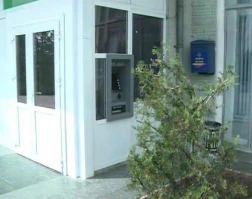 Dintr-un bancomat a fost furati peste 500 de mii de lei. Foto: protv.md