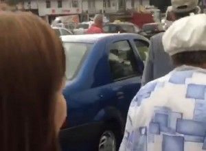 Столичный водитель объехал пробку по оживленному тротуару.