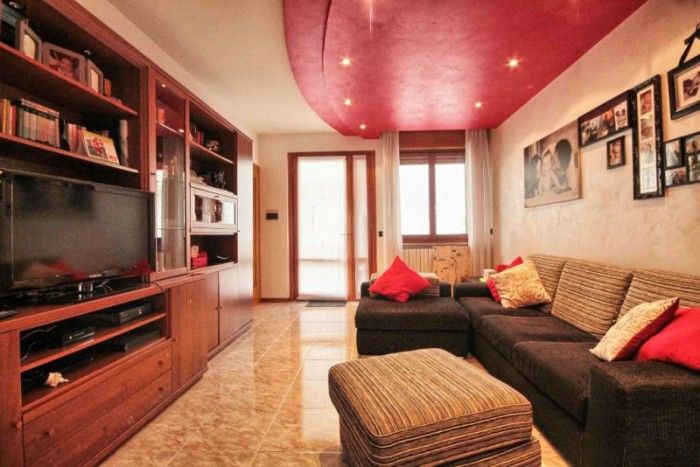 Proprietarul casei, în vârstă de 34 de ani, a scris o plângere la poliţie, iar femeia a primit mandat de arest pentru furt calificat, daune și spargere de apartament.