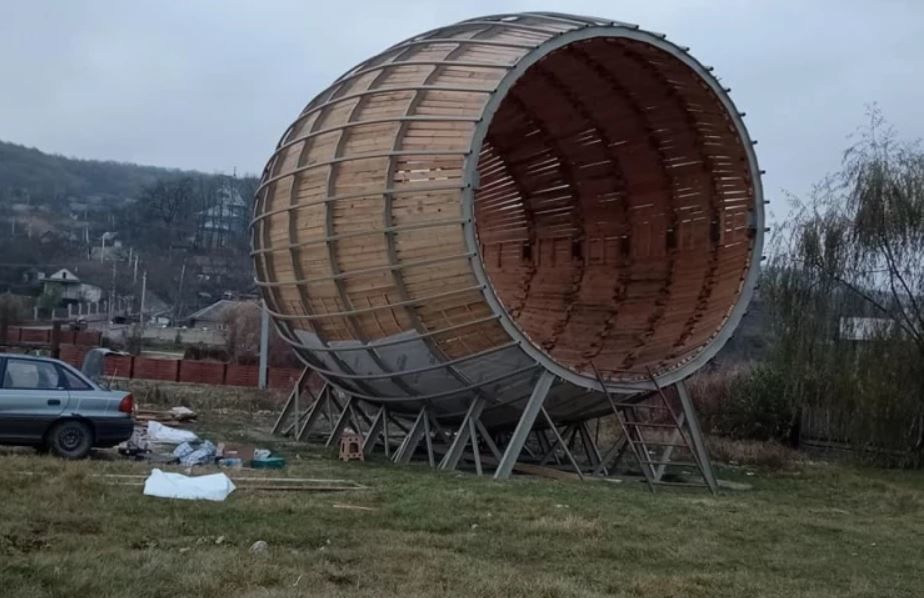 В молдавском селе строят самую большую бочку в мире.