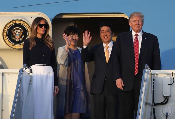 Se pare că soția premierului japonez s-a prefăcut că nu vorbește engleză ca să evite să discute cu Donald Trump.