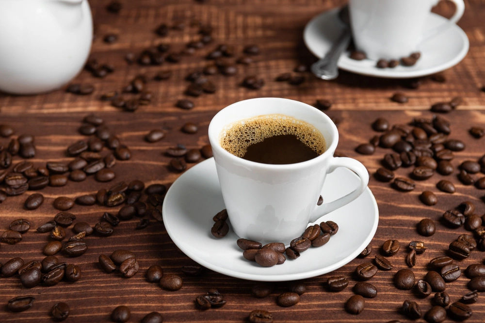 Studiu: Un praf de cacao în cafea poate reduce tensiunea arterială și îmbunătăți funcționarea creierului.