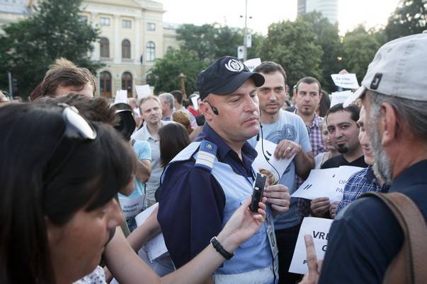 Manifestanții pro-Băsescu au stârnit furia manifestanţilor anti-Băsescu prin lozincile lor.