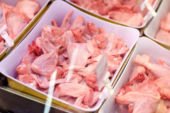 Carne expirată de trei ani găsită într-un magazin din București.