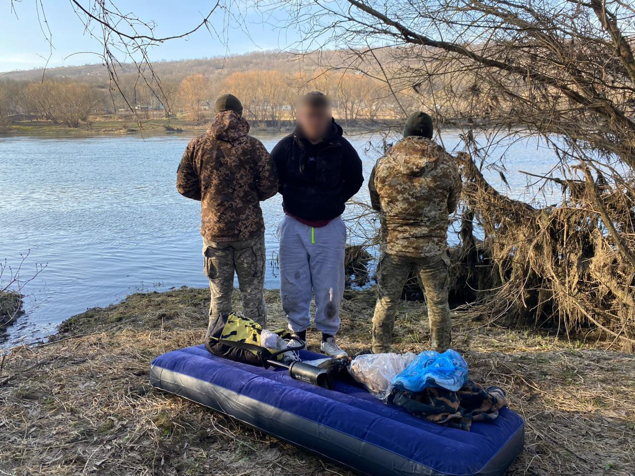 В Беларуси судили украинца, который пересек границу по Днепру на матрасе.